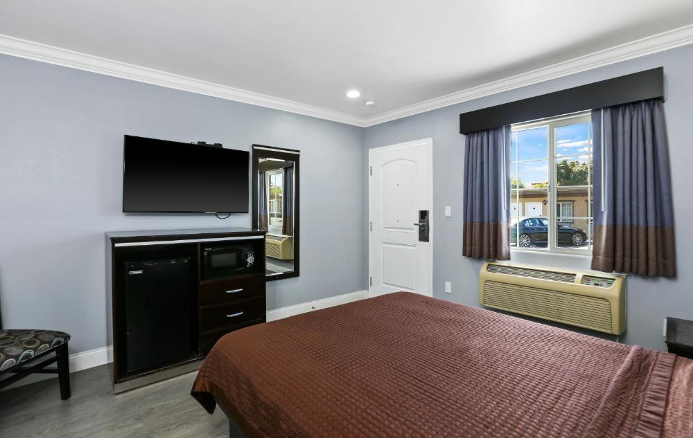 Queen Room - Disability Access interior