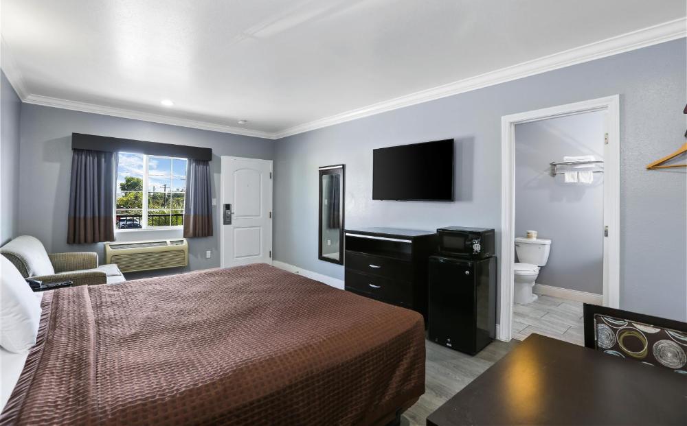 Deluxe King Room interior